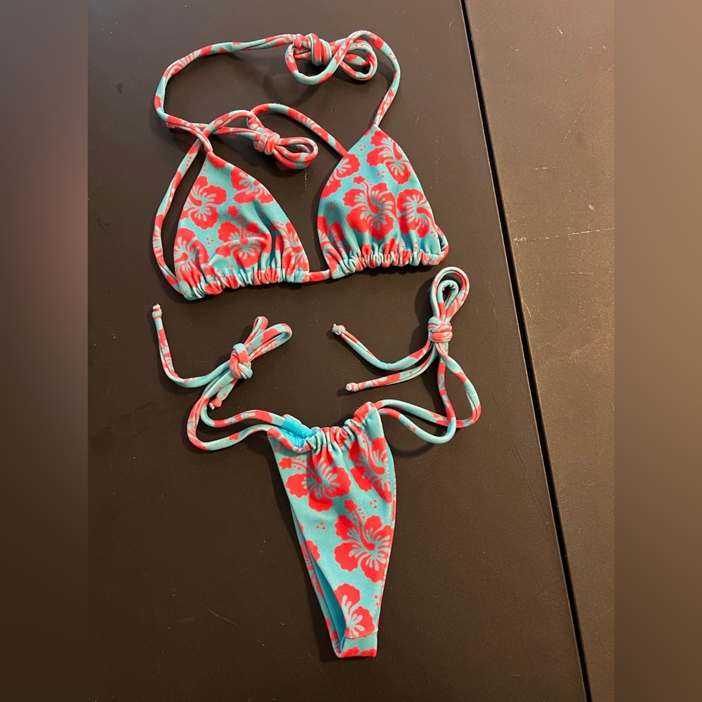 Frankie’s terry cloth bikini🌺